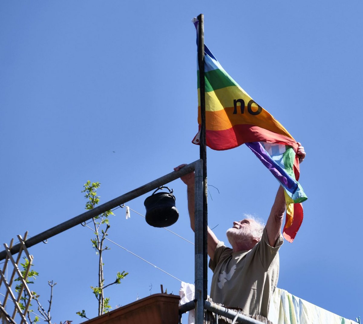 Auch dies' Fähnlein flattert gleich. Auch dies' Fähnlein flattert gleich.