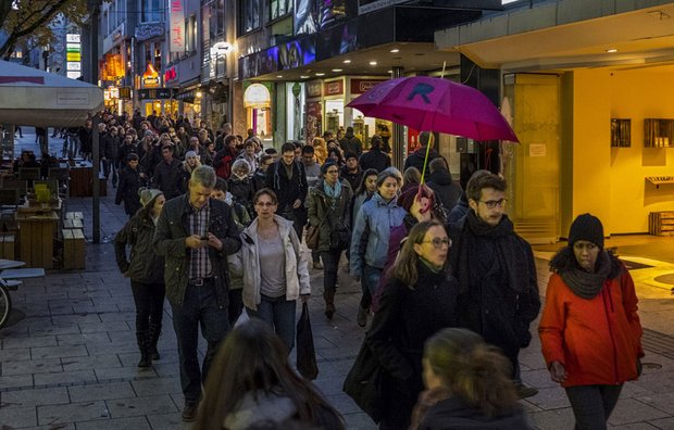 Viyki Turnbull, Produktionsleiter Felix Heimbach und Adelheid Schulz (von links) gehen vorneweg.