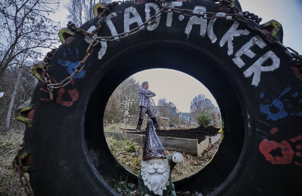Zwerg im Rund macht Natur gesund: die Hobbygärtnergemeinschaft Stadtacker bei der Wagenhalle im März.
