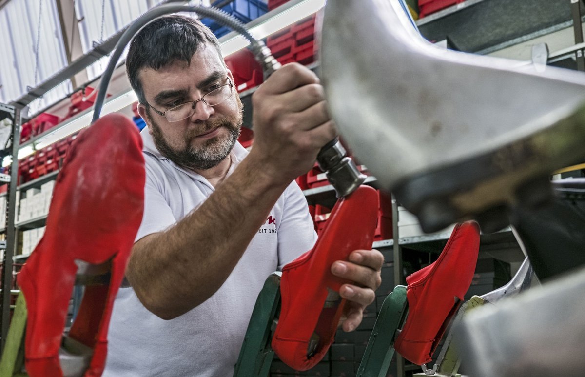 Mokassins made by Sioux in Walheim. Jens Nierisch fertigt den Grashopper-Schuh (2016).