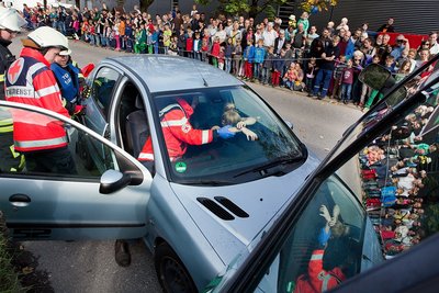 DRK, Polizei, Feuerwehr und THW veranstalten 2014 einen Blaulichttag. Schreier knipst eine Fotostrecke.