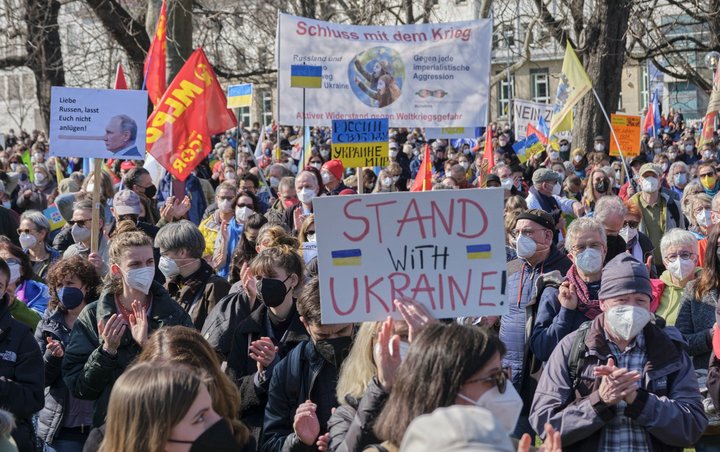 Großdemonstration für den Frieden – mit vielen Sichtweisen auf den Krieg. Stuttgart im März 2022.