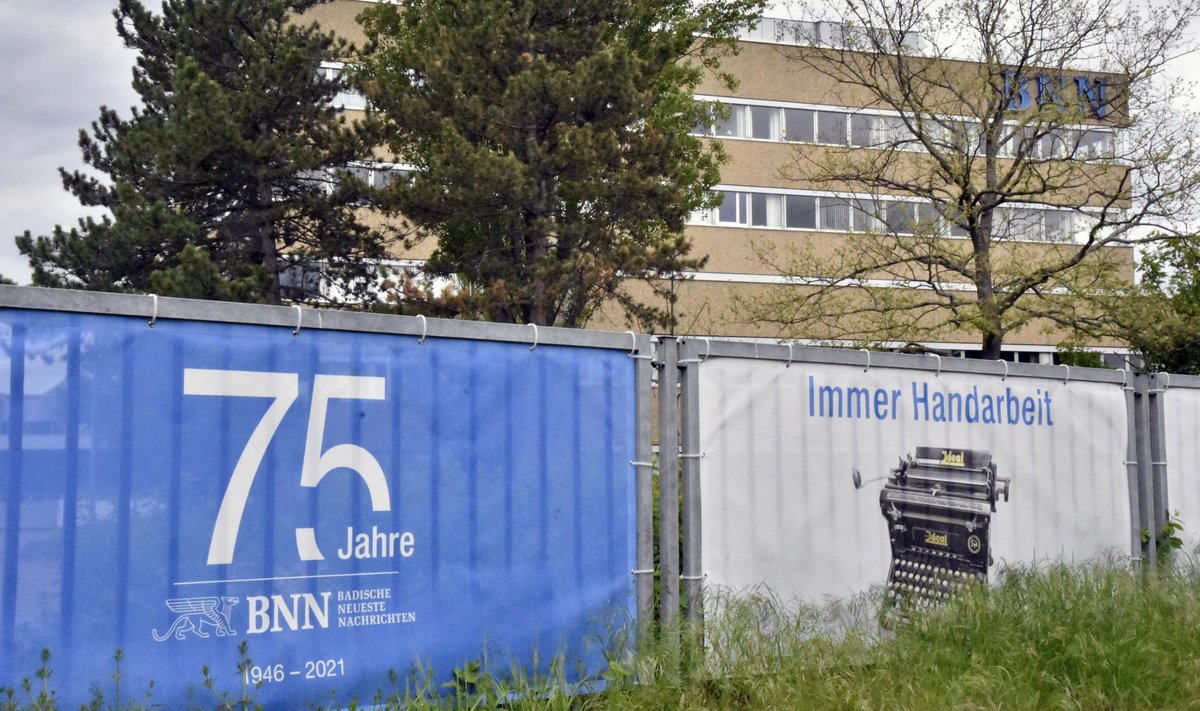 Jubilierendes und Programmatisches vor dem Verlagshaus der "Badischen Neuesten Nachrichten" in Karlsruhe. Foto: Stefan Jehle