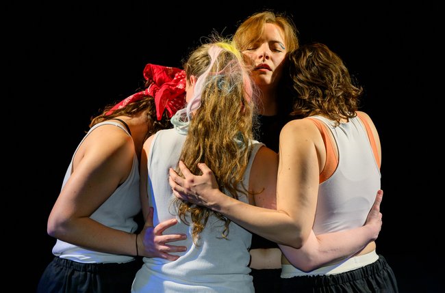 Die Girl-Gang sucht Halt in der Kuschelsäule.