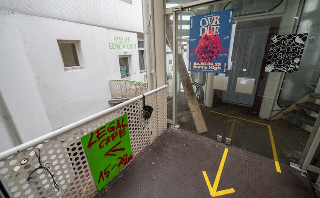 Plakate und Wegweiser zeigen, wo was los ist, links hinten die Ateliergemeinschaft Cis+.