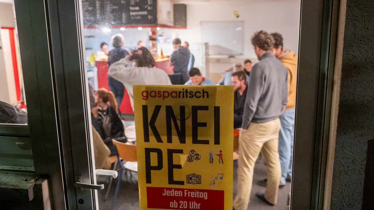 Sie laden freitags zum Kneipenabend, ...