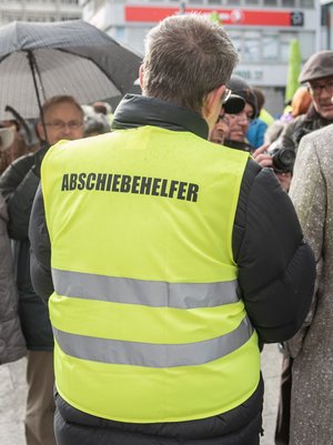 Gelbwestenträger in Stuttgart. Foto: Jens Volle