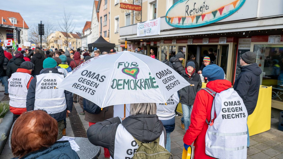 Protest gegen den Parteitag der AfD in Hechingen im November, dabei waren auch die Omas. Nicht nur dort, belegt die Bildstrecke. Foto: Jens Volle