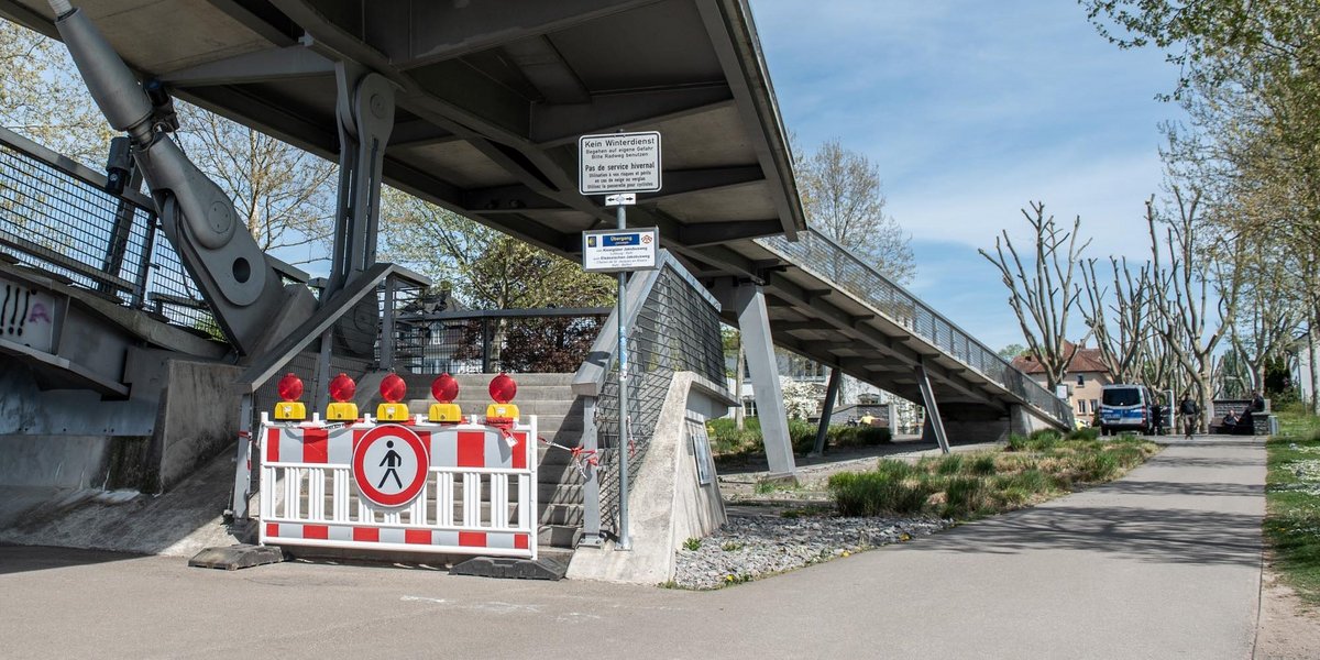 Die Deux-Rives-Fußgängerbrücke über den Rhein, eigentlich Symbol für grenzüberschreitende Zusammenarbeit. Die Deux-Rives-Fußgängerbrücke über den Rhein, eigentlich Symbol für grenzüberschreitende Zusammenarbeit.