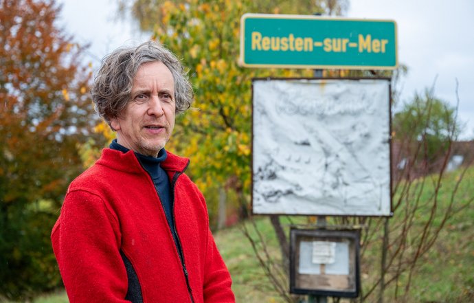 Künstler und Kurator Daniel Schürer am Abzweig zum Sozialkunstwerk Bergcafé Reusten. Künstler und Kurator Daniel Schürer am Abzweig zum Sozialkunstwerk Bergcafé Reusten.