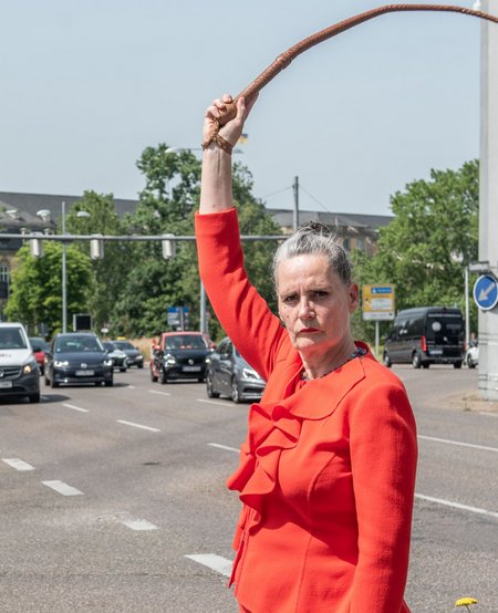 Nana Hülsewig vor "rücksichtslosem Vorwärtsstreben" – Autos eben.