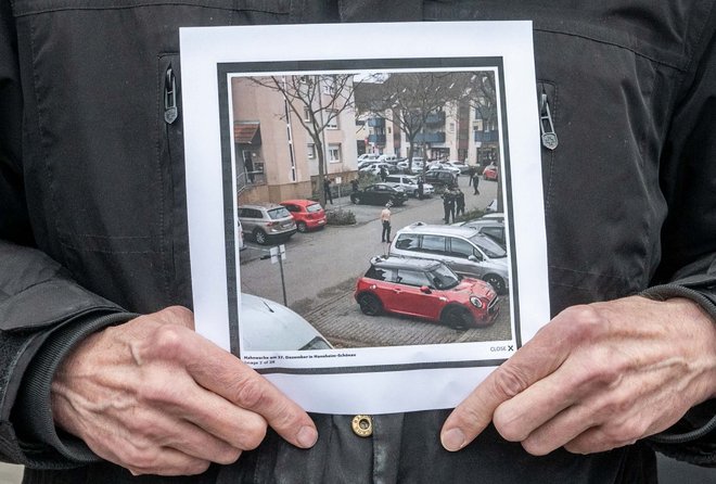 Mehrere Videos zeigen, wie Ertekin Ö. von der Polizei erschossen wird. Ein Kundgebungsteilnehmer hält einen Screenshot.