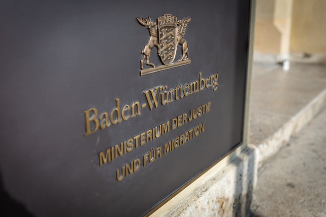 Das Ministerium lässt den Rechtsbruch "wissentlich und willentlich ungestraft" geschehen.