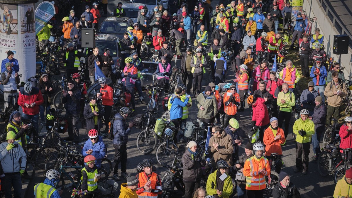 Ziel der Radfahrt: die Staatsanwaltschaft Pforzheim, die viele Anzeigen Natenoms abgewiesen hatte. Um 11 Uhr beginnt dort die zentrale Kundgebung, rund 400 Radfahrende füllen den Platz.
