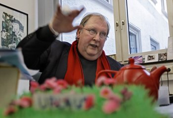 Gerd Manthey hat selten Urlaub gemacht. Zur Erholung hat er sich eine Plastikwiese auf den Schreibtisch geholt.