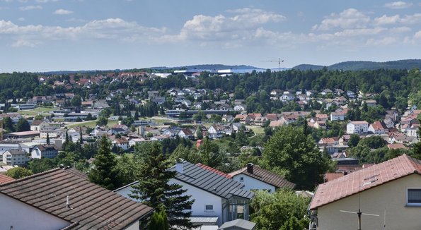 Über dem Städtchen im Laucherttal thront die Firma Göggel. Hier lagern 1,5 Millionen Reifen. Foto: Joachim E. Röttgers