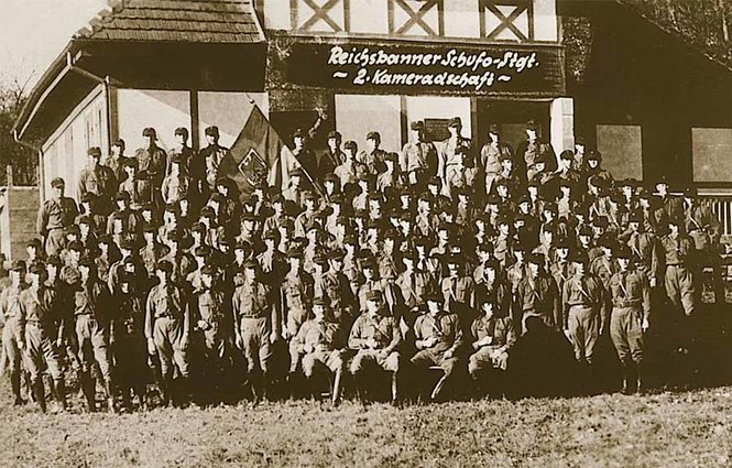 Reichsbanner-Schutzformation vor dem Waldheim Heslach, 1932. Foto: Waldheim Heslach