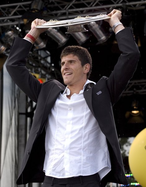 Das waren noch Zeiten: Mario Gomez bei der Meisterfeier 2007. Foto: Stefan Baudy, <a href="https://creativecommons.org/licenses/by-sa/2.0/" title="Creative Commons Attribution 2.0">CC BY 2.0</a>, <a href="https://www.flickr.com/photos/92454606@N00/5177462 Das waren noch Zeiten: Mario Gomez bei der Meisterfeier 2007. Foto: Stefan Baudy, <a href="https://creativecommons.org/licenses/by-sa/2.0/" title="Creative Commons Attribution 2.0">CC BY 2.0</a>, <a href="https://www.flickr.com/photos/92454606@N00/517746245/">Link</a>