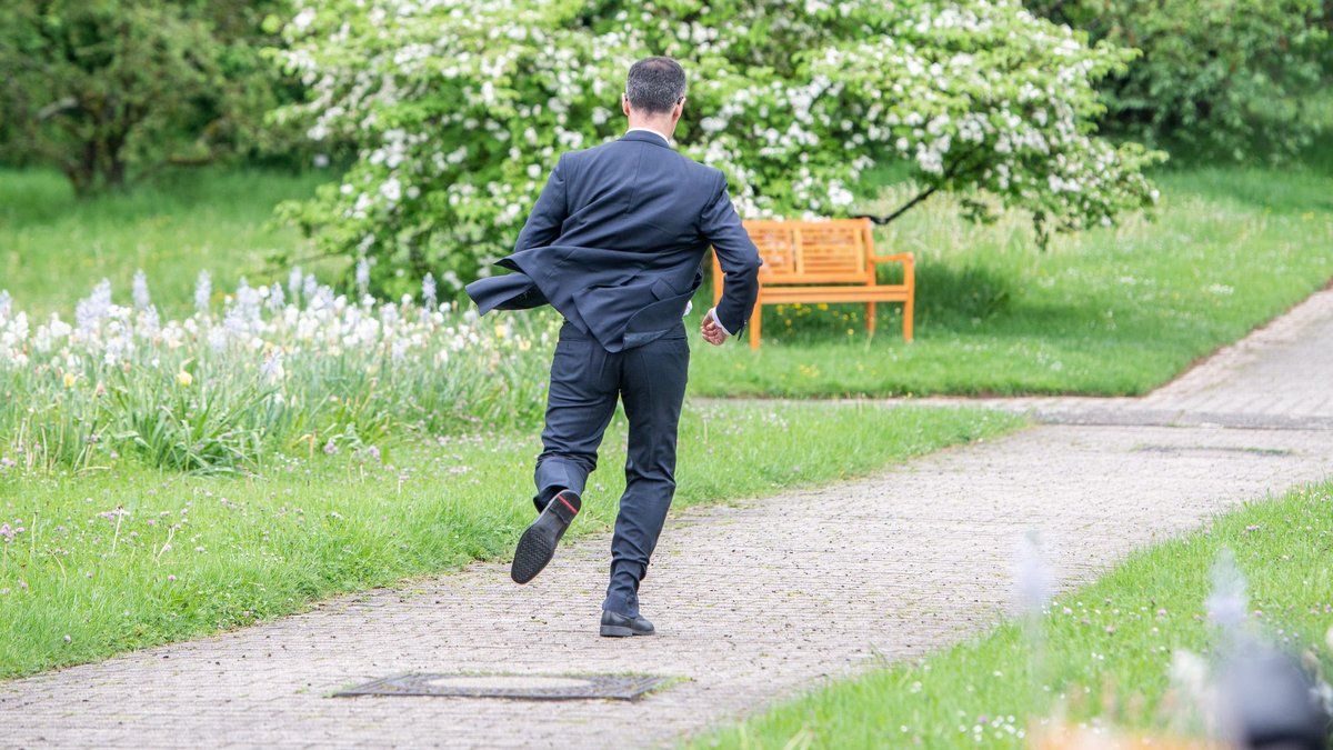 Kurz vor dem G7-Pressetermin stellt er seine Qualitäten im Sprint unter Beweis: ...