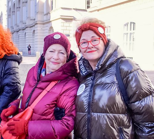 Susanne Scholl mit Monika Salzer (rechts), der Gründerin der Omas gegen rechts. Foto: Barbara Kanzian