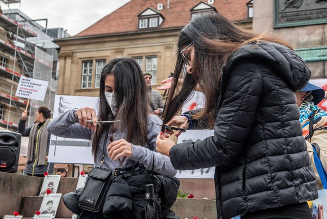 Haare abschneiden für die Freiheit.  Haare abschneiden für die Freiheit.