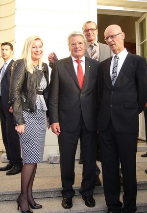 Oben angekommen: Isolde und "Siggi" beim Bundespräsidenten. Foto: Bundespräsidialamt, Bürgerfest 2012
