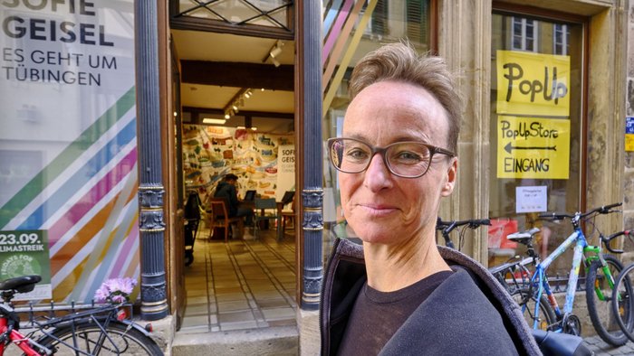 Warum sieht Tübingen immer wie eine Puppenstube aus? Sofie Geisel vor ihrem Pop-up-Büro.