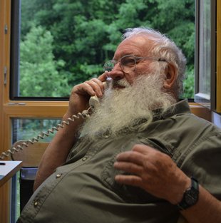 Mit Blick ins Grüne: Peter Berthold in seinem Büro. Foto: Reck