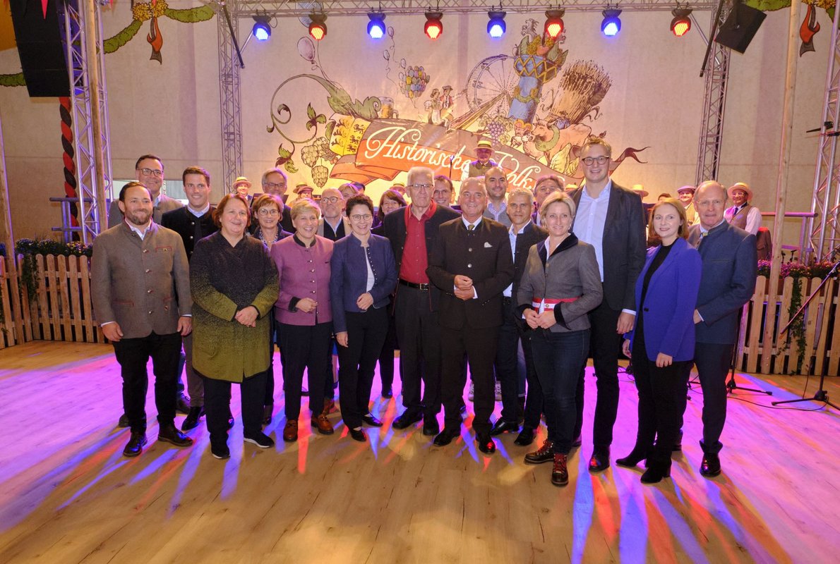 Die Landesregierung stellt sich dem Volk im Festzelt.