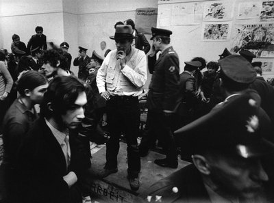 Beuys während der Räumung des Sekretariats der Staatlichen Kunstakademie in Düsseldorf. Foto: zeroonefilm/Bernd Jansen