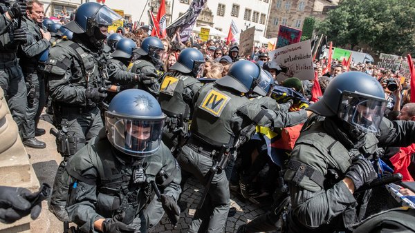Polizeieinsatz bei einer Demo 2019 gegen das Polizeiaufgabengesetz. Foto: Jens Volle