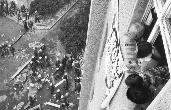 Am 22. September 1981 räumte die Berliner Polizei acht besetzte Häuser, darunter die Hermsdorfer Straße 4. Foto: Michael Kipp/Umbruch Bildarchiv