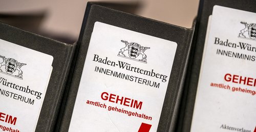 Unterlagen, die ein schlechtes Bild auf Behörden werfen könnten, werden auch in Baden-Württemberg gerne für geheim erklärt. Unterlagen, die ein schlechtes Bild auf Behörden werfen könnten, werden auch in Baden-Württemberg gerne für geheim erklärt.
