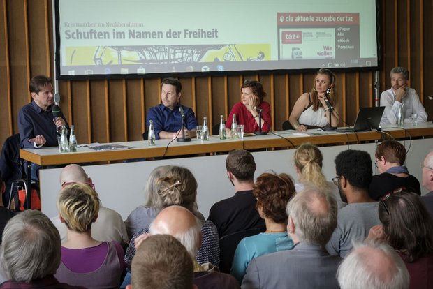 Schuften im Namen der Freiheit (von links): Moderator Peter Unfried, Unternehmer Daniel Häni, Katja Kipping (Linke), Autorin Jagoda Marinic und Boris Palmer (Grüne). Fotos: Wolfgang Borrs