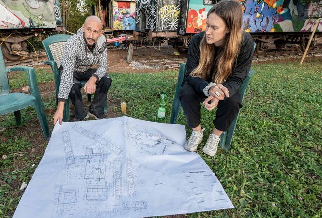 Lena Engelfried und Benjamin Köhl managen den Waggonumzug.