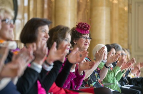 Gerlinde Kretschmann mit Fascinator. Foto: Staatsministerium Gerlinde Kretschmann mit Fascinator. Foto: Staatsministerium