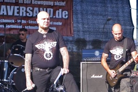 Auch um ihn geht's: Benjamin "Porcus" Schneider (links) von der Band Permafrost. Screenshot: AIB, <a rel="nofollow" class="external text" href="https://www.antifainfoblatt.de/tags/torn-your-ties" target="_blank" class="external-link-new-window">Link</a> Auch um ihn geht's: Benjamin "Porcus" Schneider (links) von der Band Permafrost. Screenshot: AIB, <a rel="nofollow" class="external text" href="https://www.antifainfoblatt.de/tags/torn-your-ties" target="_blank" class="external-link-new-window">Link</a>