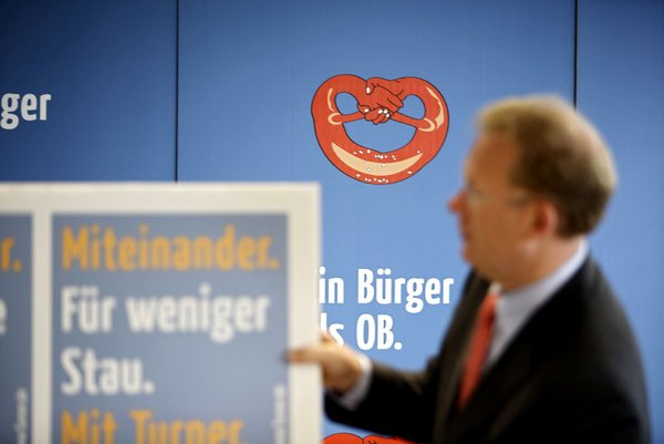 Diese Brezel weckt ungute Erinnerungen! Gebäck hinten, Wahlkämpfer Turner verschwommen. Fotos: Joachim E. Röttgers Diese Brezel weckt ungute Erinnerungen! Gebäck hinten, Wahlkämpfer Turner verschwommen. Fotos: Joachim E. Röttgers