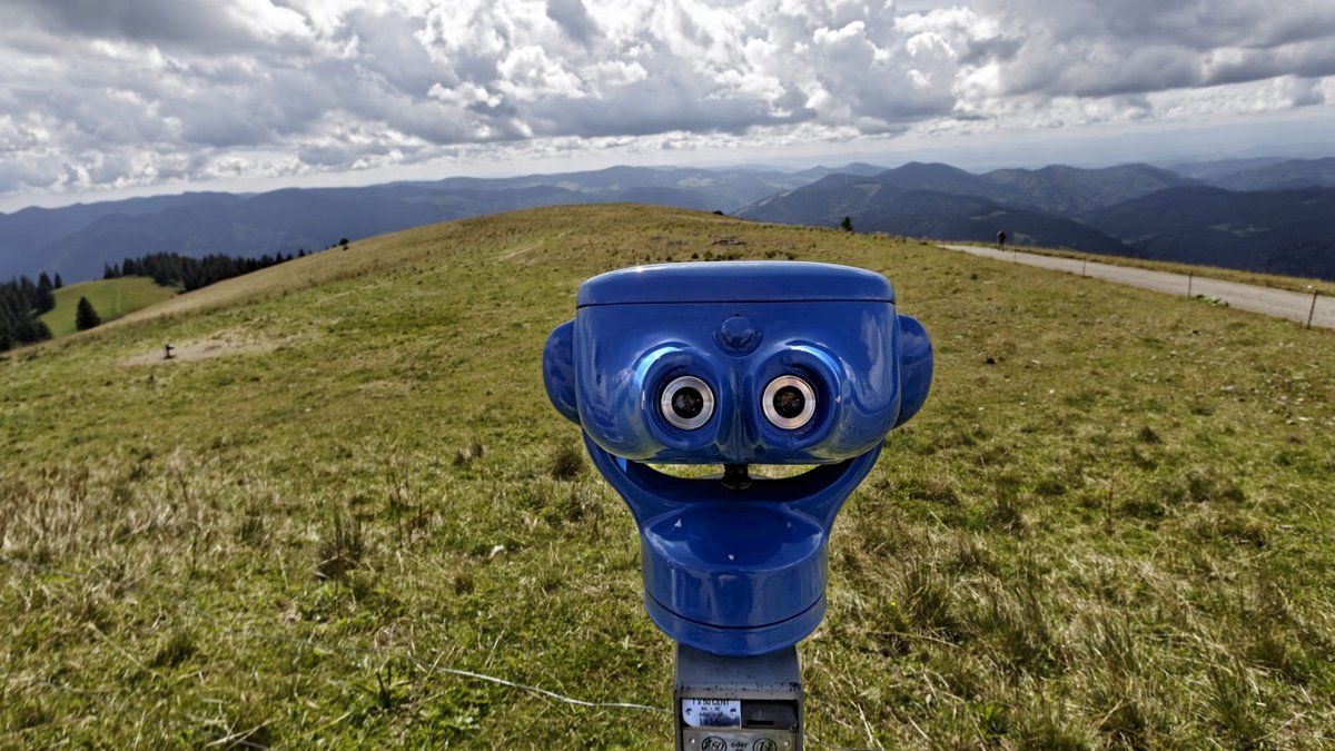 Münzfernrohr auf dem Belchen im Südschwarzwald: Was wäre, wenn Berg und Wald eigene Klagerechte hätten? Foto: Joachim E. Röttgers