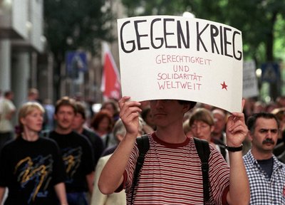 Demonstration in Stuttgart gegen Afghanistan-Einsatz 2001. Foto: Jo E. Röttgers