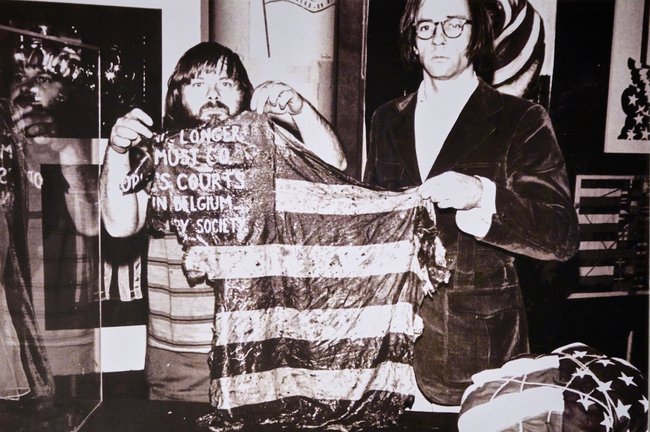 Hendricks und GAAG-Mitbegründer Jean Toche (links) beim Flaggenverbrennen, 1970. Hendricks und GAAG-Mitbegründer Jean Toche (links) beim Flaggenverbrennen, 1970.