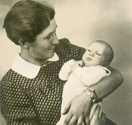 Gertrud Lutz gehörte zur kommunistischen Widerstandsgruppe Schlotterbeck aus Stuttgart Luginsland. Am 30. November 1944 wurde sie zusammen mit acht ihrer Mitkämpfer im KZ Dachau erschossen. Foto: Stolperstein-Initiative Stuttgart Gertrud Lutz gehörte zur kommunistischen Widerstandsgruppe Schlotterbeck aus Stuttgart Luginsland. Am 30. November 1944 wurde sie zusammen mit acht ihrer Mitkämpfer im KZ Dachau erschossen. Foto: Stolperstein-Initiative Stuttgart
