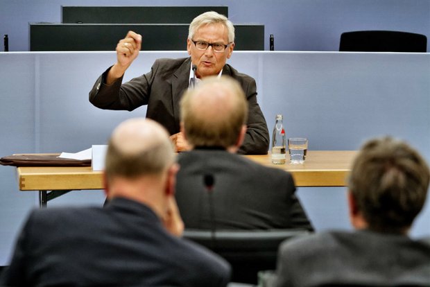 Helmut Baumann, ehemaliger Vizechef der Göppinger Bereitschaftspolizei: "Wird wirklich erwartet, dass Beamte mit Hiebwaffen auf Bürger einschlagen?" Foto: Martin Storz
