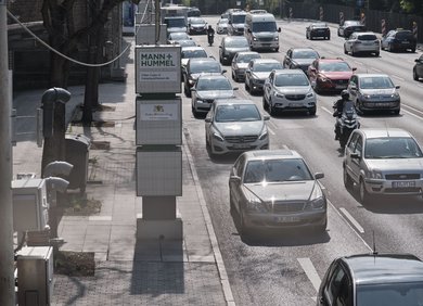 Am Stuttgarter Neckartor steht die Mutter aller Messstellen, heute flankiert von Feinstaubfiltern. 