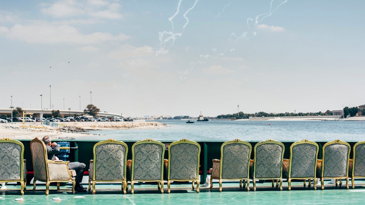 Auf dem Deck einer Fähre, während Düsenjäger, Hubschrauber und Frachtflugzeuge in niedriger Höhe vorbeifliegen. IDEX Expo, Abu Dhabi, VAE 2019.