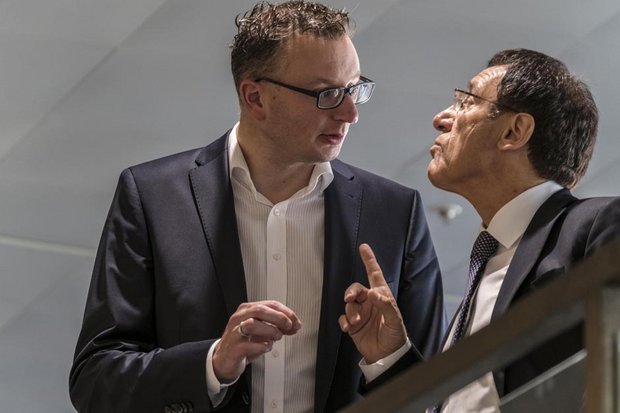 Wolfgang Reinhart (rechts) führt Andreas Schwarz vor. Fotos: Joachim E. Röttgers