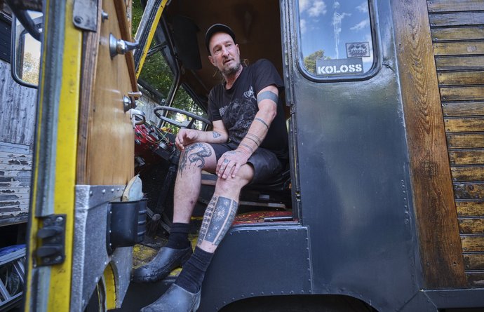 Tom Rau in seinem 66 Jahre alten Lkw: fahrtüchtige Wohnwerkstatt mit frischem TÜV.