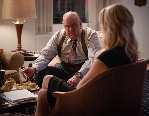 Megyn Kelly mit Roger Ailes (John Lithgow), ...