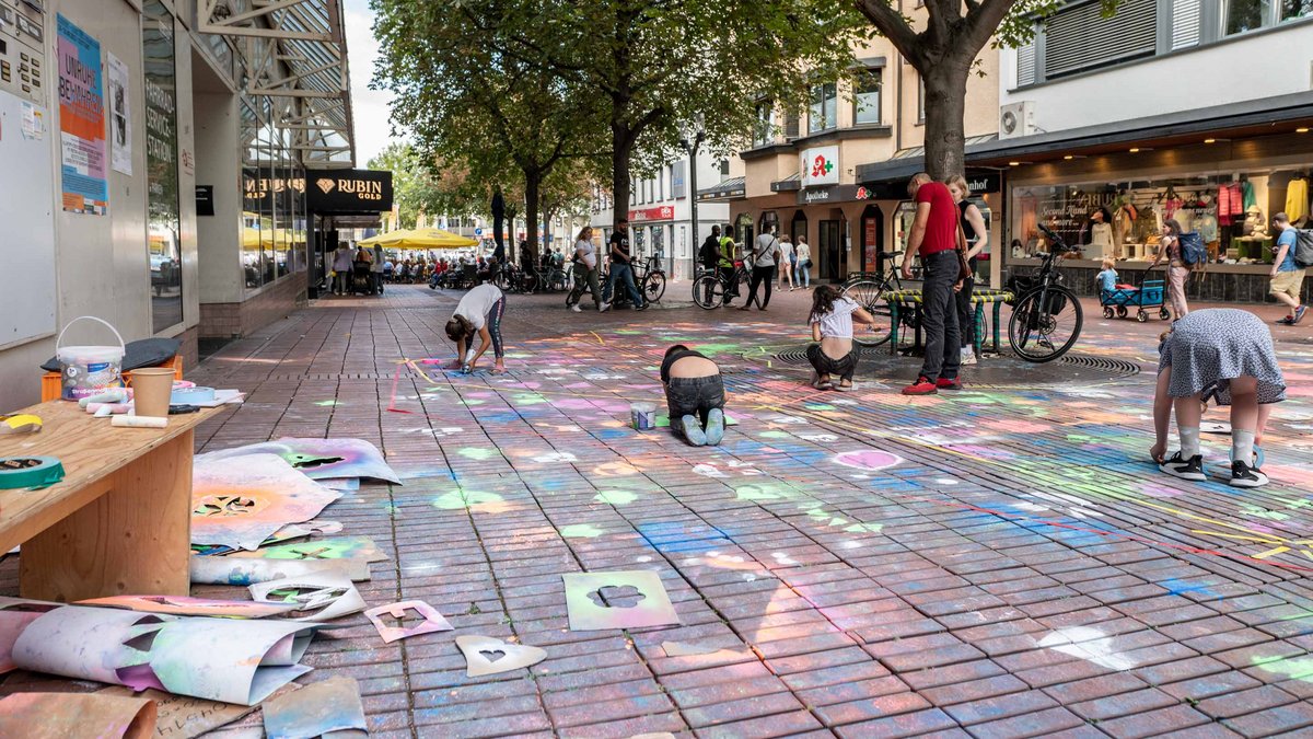 Das Lastenrad-Atelier der JuKuS Jugendkunstschule Stuttgart verwandelt die graue Bahnhofstraße in ein buntes Kunstparadies.