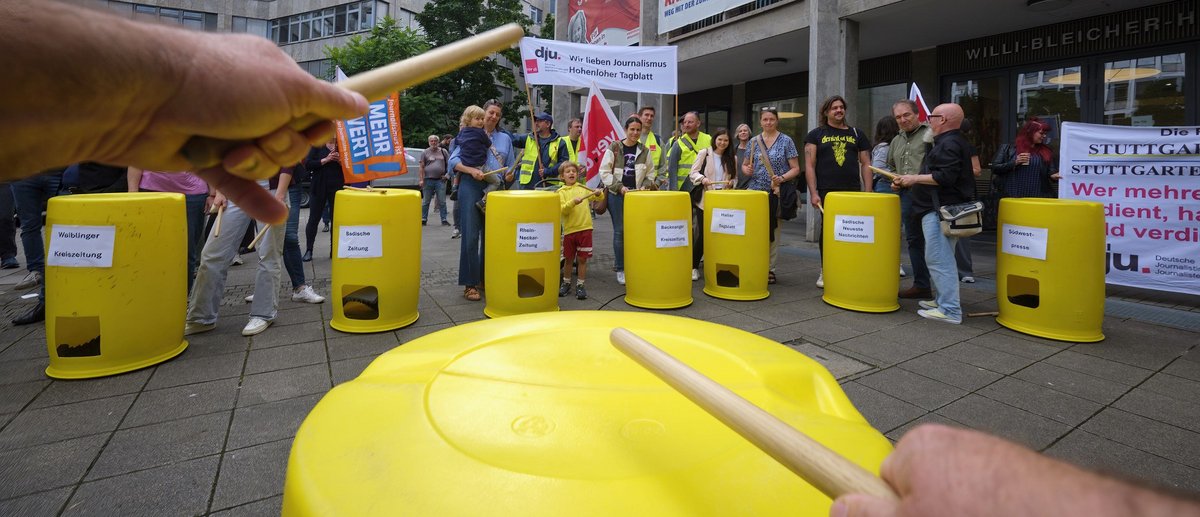 Erfolgreich gestreikt: dju-Aktion vor dem Gewerkschaftshaus Stuttgart, Juli 2025. Foto: Joachim E. Röttgers Erfolgreich gestreikt: dju-Aktion vor dem Gewerkschaftshaus Stuttgart, Juli 2025. Foto: Joachim E. Röttgers
